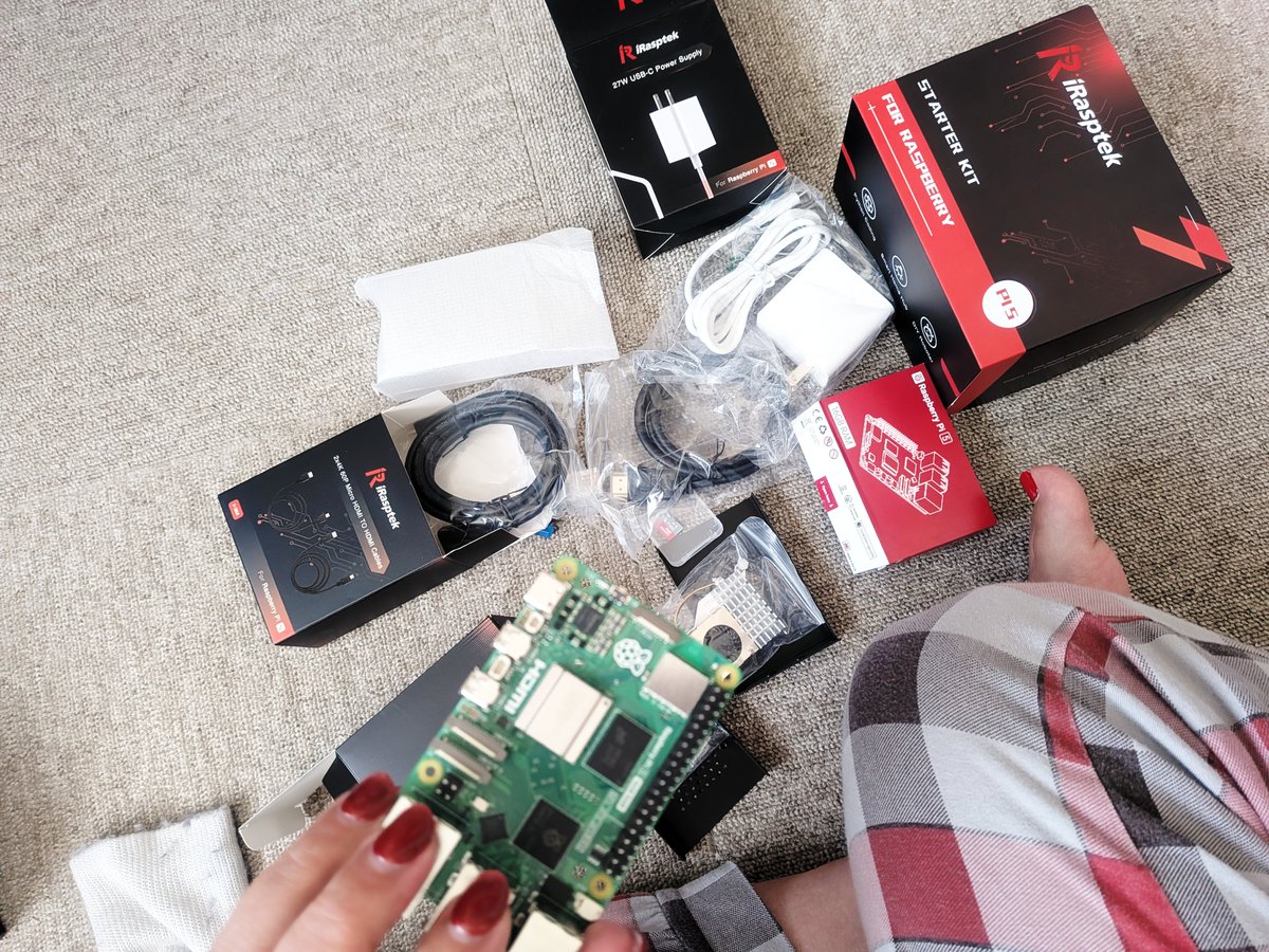 KZminGaming's tweet image. パジャマのままで開封開始…
中身出してたら
朝からこんなに熱くなっちゃうなんて
いけそうかも…
#RaspberryPi5 #30過ぎて #夜中の続き #朝から熱い