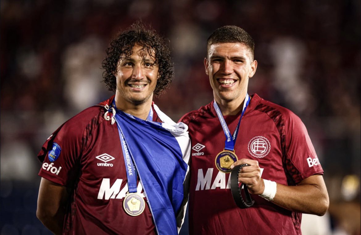 ¡José Canale y Ronaldo Dejesus gritan “Campeón” de la Copa Sudamericana con #Lanús!

Derrotaron en los penales a #AtléticoMineiro por el marcador de 5-4.

Durante los 90 minutos y el tiempo extra acabaron igualados 0-0 en el Defensores del Chaco.