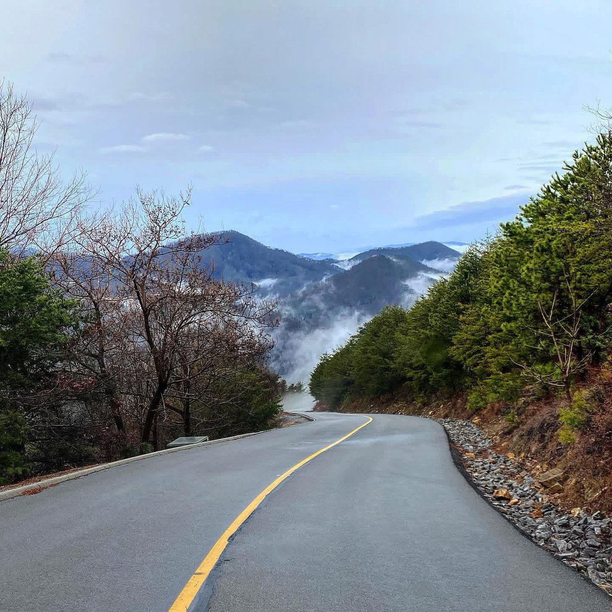 classic_elkhart's tweet image. Heading into a busy week on the roads. Stay safe! #driving #transporting #rvtransport