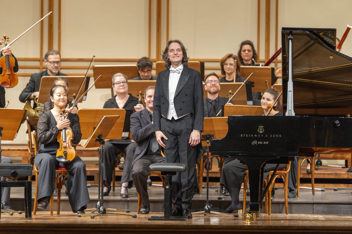 OperaLibera's tweet image. Al Teatro Valli di Reggio Emilia la @CamerataSBG suona senza direttore e si manifesta come una coscienza collettiva, in questa dimensione si inserisce il pianista #AlessandroTaverna e il suo #Mozart discreto e delicato

operalibera.net/wp/2025/11/18/…