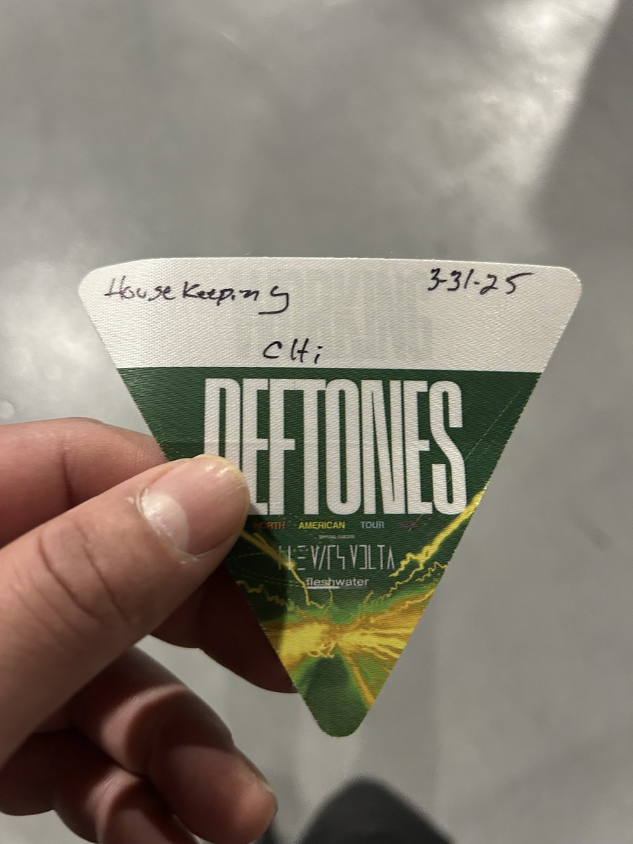 automhatik's tweet image. El 31 de marzo 2025 trabajé en el concierto de Deftones en Chicago, no pude tomarme la foto con Chino Moreno (porque trabajo), pero le pregunté que cuando iba para Mexico City, me respondió “next year”, casi casi un año después estarán en mi chilangolandia 🖤