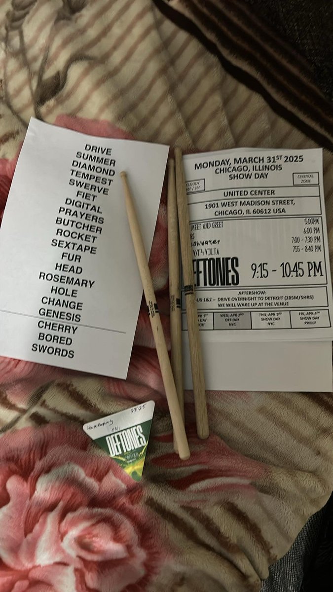 automhatik's tweet image. El 31 de marzo 2025 trabajé en el concierto de Deftones en Chicago, no pude tomarme la foto con Chino Moreno (porque trabajo), pero le pregunté que cuando iba para Mexico City, me respondió “next year”, casi casi un año después estarán en mi chilangolandia 🖤