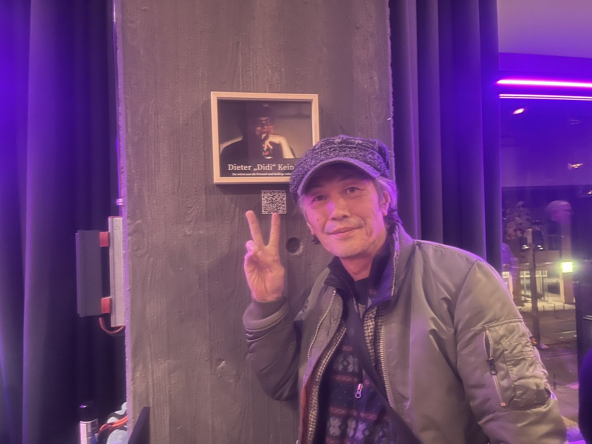 moonsongslim's tweet photo. 欧州全行程終了！最後は9年ぶりのデュッセルドルフ。その時にお世話になって、堅物ジジイと言われてたのに終わりにはダブルピースしてくれたDIDIが亡くなったしまったと2年前に聞いていたのだけど、卓の横に飾ってあった。会いたかったなあ… https://t.co/Bsc4C0lspJ