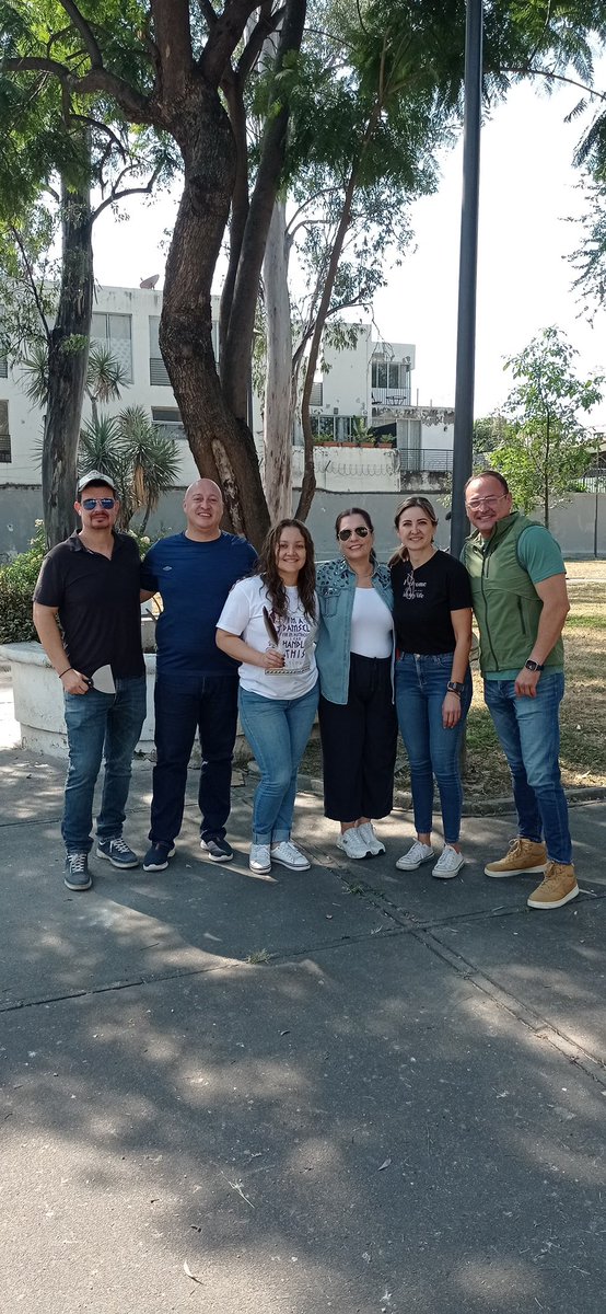 RivasAdda49825's tweet photo. Muchas gracias a la presidenta del @CoCoxGDL la presidenta de Colonia de  @PCFederalismo al director de alumbrado Público @ArqEnriqueAG y nuestro vecino líder de @ColonosBosques por estar presentes en este sábado de corresponsabilidad !! https://t.co/2ZEjrOGEWm