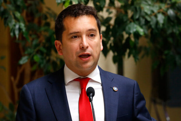 Utilidad Pública  | SE BUSCA.
Se desconoce el paradero del Diputado republicano Cristian Araya <a href="/cristian_arayal/">🇨🇱 𝐂𝐑𝐈𝐒𝐓𝐈𝐀́𝐍 𝐀𝐑𝐀𝐘𝐀 - DIPUTADO</a>. 
Hace cuatro dias no hay noticias de él, desde que el conservador de Puente Alto, Sergio Yáber, confesó haber (le) transferido $1.700.000 al diputado.