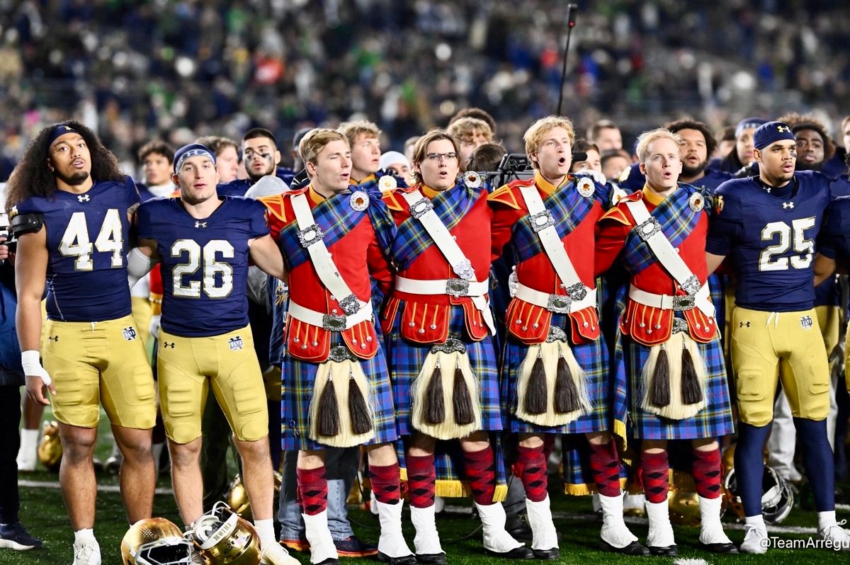 SOUTH BEND, IN — (11-22-25) Final: Notre Dame 70, Syracuse 7. Jeremiyah Love (#4) explodes for 171 yards and 3 TDs on just 8 carries. Syracuse held the ball 43:58, but ND still dominated.
#LaPrensaLatina #NotreDame #GoIrish #CollegeFootball