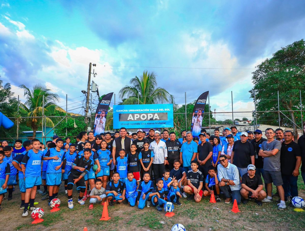 ECastroES's tweet photo. La escuela de fútbol de Valle del Sol, Apopa, se une a las #ComunidadesSinFronteras. 

Este es un esfuerzo para que niños, jóvenes y familias enteras gocen de los espacios, ahora que vivimos en paz gracias a las medidas del Presidente @nayibbukele. 

Gracias, amigos, por permitirnos ayudarlos. Nos alegra ver que ahora viven sin temores, en este nuevo país. 🇸🇻