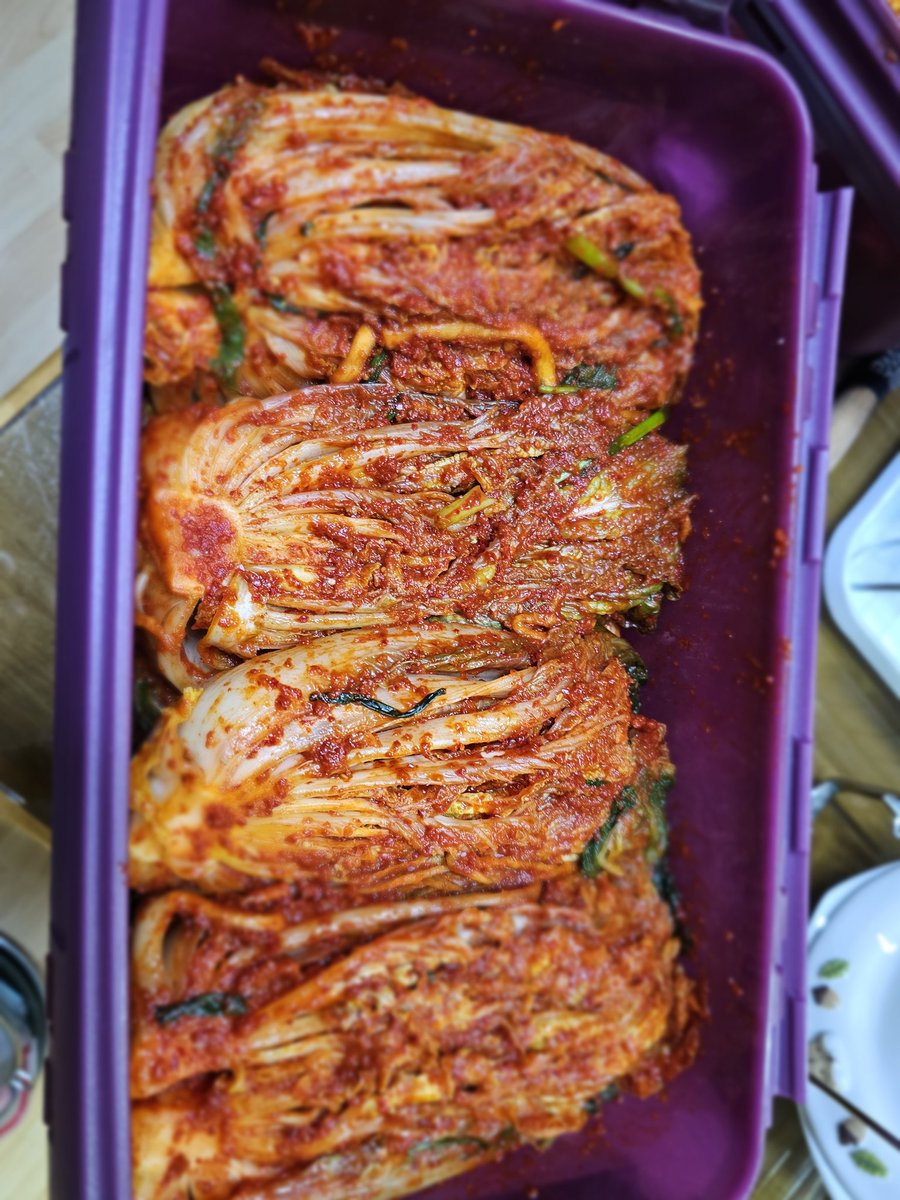 melisa8610's tweet image. 김장 끝!!
크고 두꺼운 잎의 배추를 좋아하지
않아서 로컬푸드마켓 오픈런
무 두 다발 사서 한 다발은
동치미를 담았다
며칠 숙성이 되어야 제 맛이 나겠지
작고 예쁜 배추들을 골라 절이고
양념 바르고
그 사이에 생략된 어마무시한
노동은 말해 무엇하리
이제 겨울 숙제가 끝났다
힘들지만 개운하다