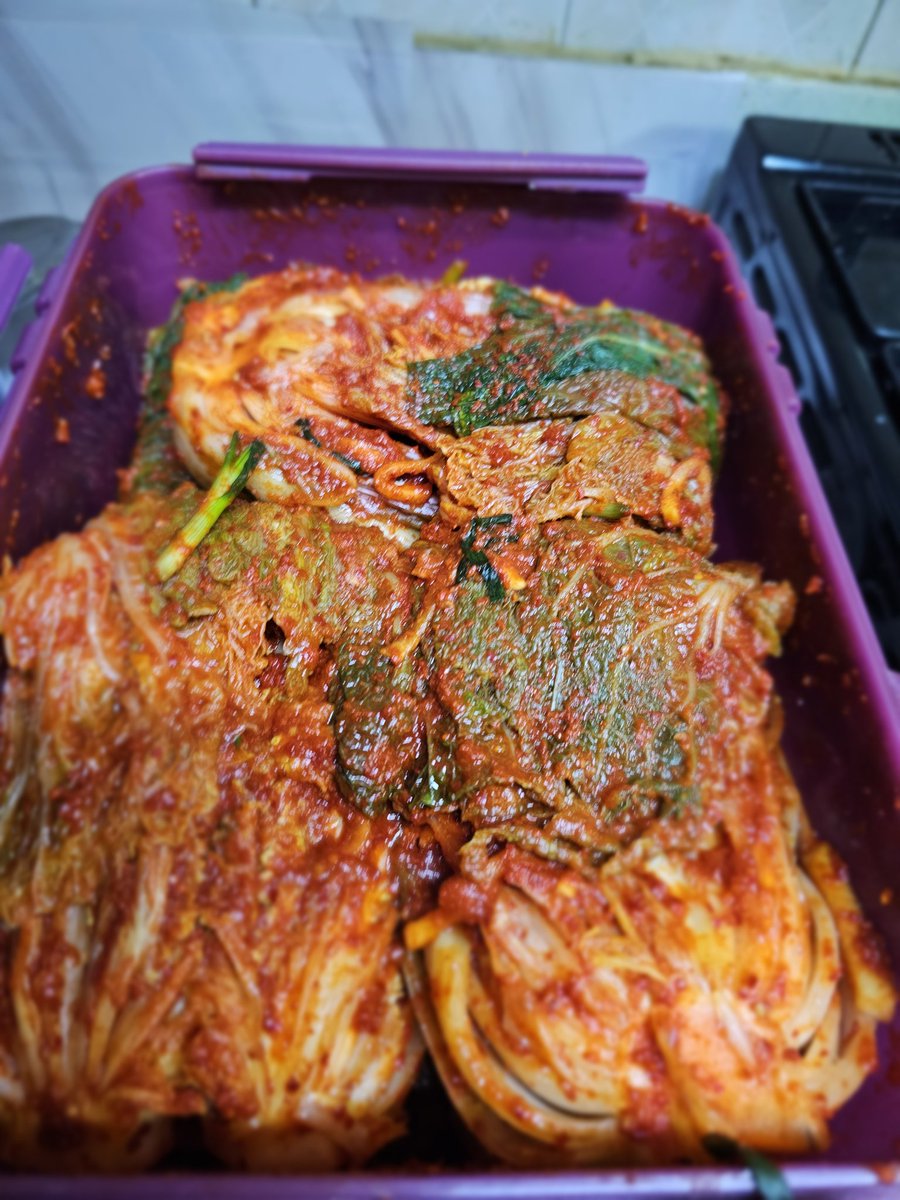 melisa8610's tweet image. 김장 끝!!
크고 두꺼운 잎의 배추를 좋아하지
않아서 로컬푸드마켓 오픈런
무 두 다발 사서 한 다발은
동치미를 담았다
며칠 숙성이 되어야 제 맛이 나겠지
작고 예쁜 배추들을 골라 절이고
양념 바르고
그 사이에 생략된 어마무시한
노동은 말해 무엇하리
이제 겨울 숙제가 끝났다
힘들지만 개운하다