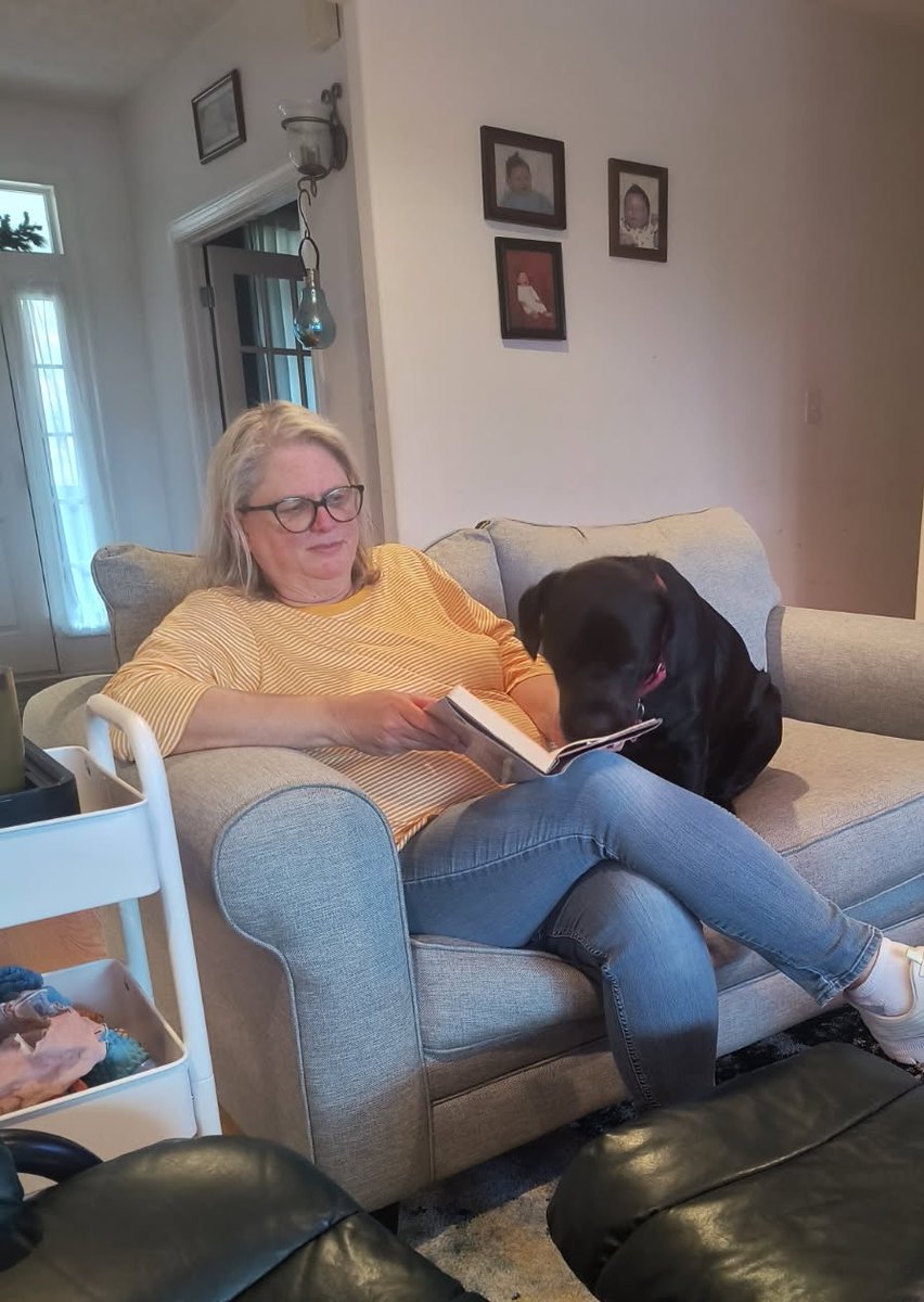 ssdegrim's tweet photo. Reading a Chet and Bernie book with my pup
@ChetTheDog 

#chetandbernie
#spencerquinn
#chetthedog https://t.co/vqZpJjRi7m