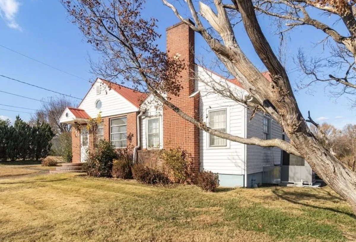 oldhouseunder50's tweet image. Spacious c.1937 #NorthCarolina 3-Bedroom Home with Hardwood Floors, Fireplace, and #Greenhouse – $79K. oldhousesunder100k.com/spacious-c-193…