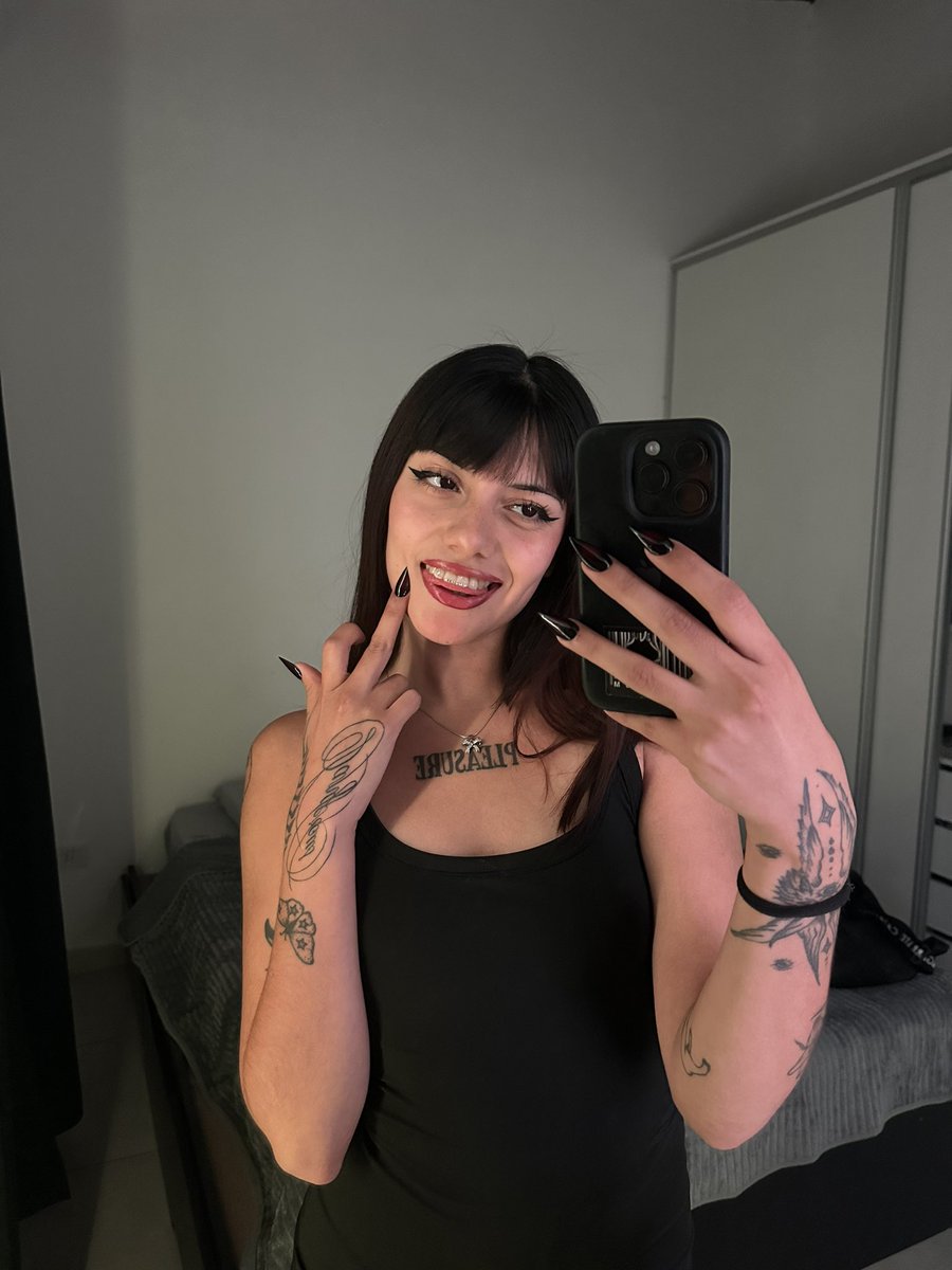 diosajules's tweet image. Saluda con un rt esclavo! 🐕