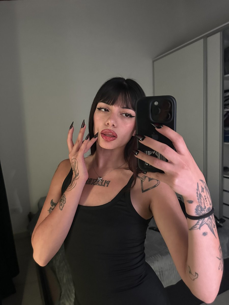 diosajules's tweet image. Saluda con un rt esclavo! 🐕