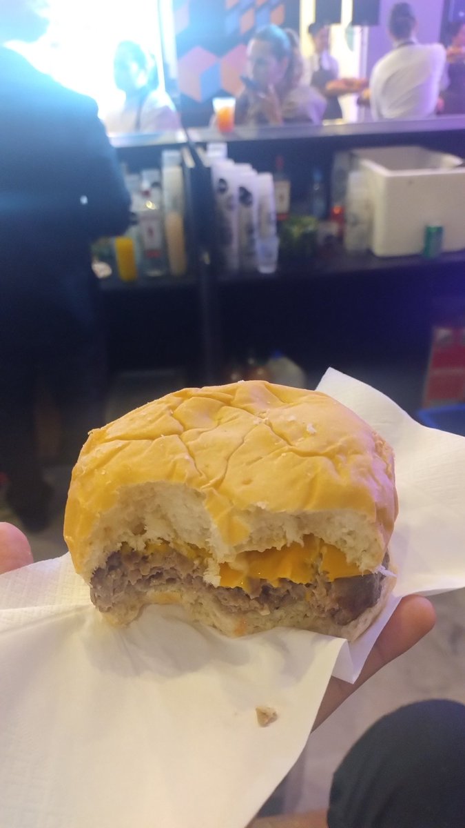 IV4N0203's tweet image. Si te fuiste temprano, te perdiste terrible hamburguesa 🍔 @EFDevcon  #DevCon