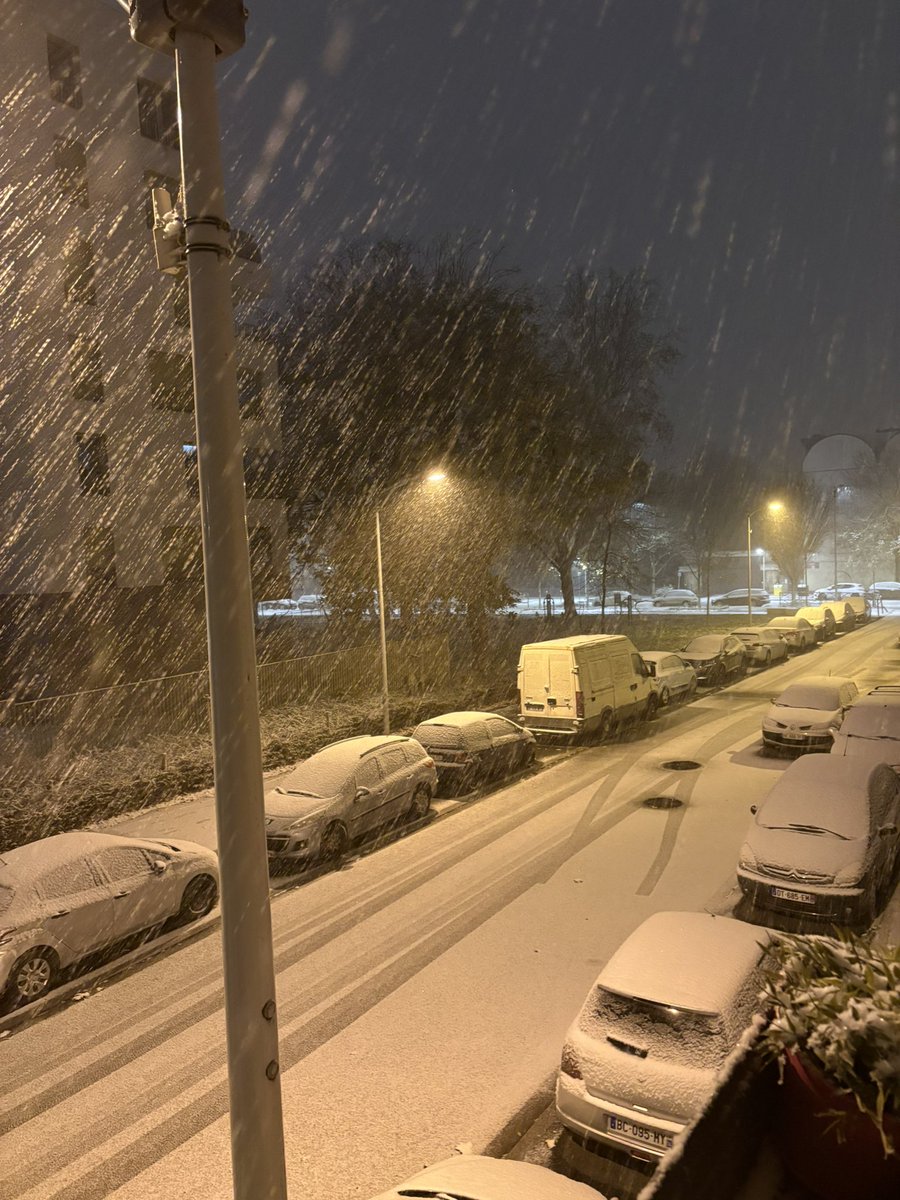 MeteoParisiene's tweet image. 🟠 SUIVI NEIGE-VERGLAS ❄️
La neige tient au sol !
Une fine couche recouvre déjà de nombreux secteurs, et Paris commence elle aussi à blanchir 😍😍 !
Ici, images de Sarcelles (@MohaMAR_) et vidéo de Paris (@SKYDOCKS23)