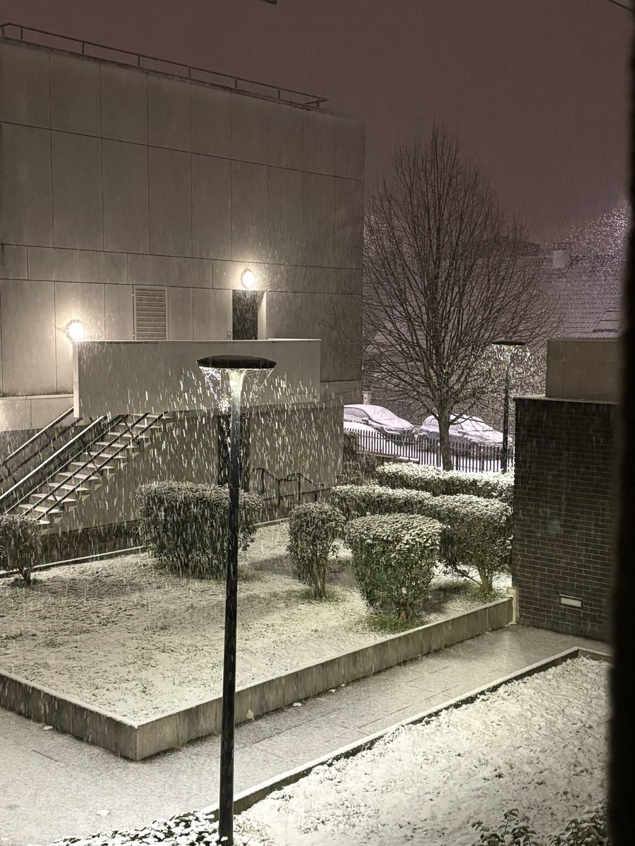 MeteoParisiene's tweet image. 🟠 SUIVI NEIGE-VERGLAS ❄️
La neige tient au sol !
Une fine couche recouvre déjà de nombreux secteurs, et Paris commence elle aussi à blanchir 😍😍 !
Ici, images de Sarcelles (@MohaMAR_) et vidéo de Paris (@SKYDOCKS23)