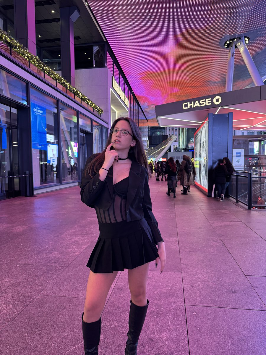 sophialuvrz's tweet photo. beautiful chaos tour? GNARLY 

#KATSEYE #KATSEYE_in_NewYork #BEAUTIFULCHAOS @katseyeworld https://t.co/s93LrUOxTl