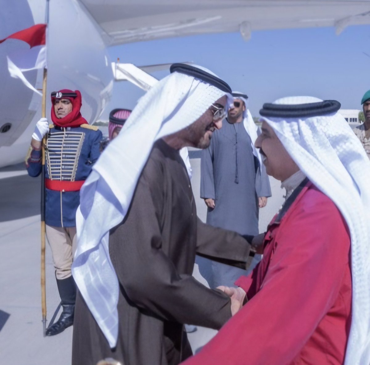 في حضور صاحب السمو الشيخ محمد بن زايد آل نهيان على أرض البحرين، تتجدّد ملامح الأخوّة التي تربطه بجلالة الملك حمد بن عيسى آل خليفة؛ أخوّةٌ تنبع من حكمة القائدين، وتزدان بمحبتهم الصادقة، وترتقي بمعانيها لتصنع للبلدين مساحةً من السمو والرسوخ تُخلّدها الأيام وتُشهد عليها الأجيال