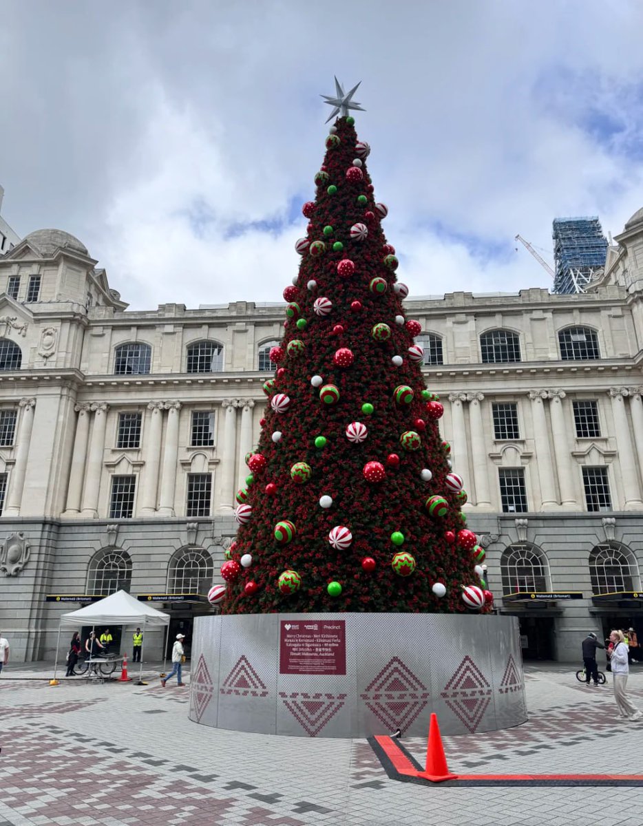 otman4algo's tweet image. My heart is filled with gratitude for your companionship this year. Merry Christmas! May every day of yours shine as brightly as this festive season! 🎉💝