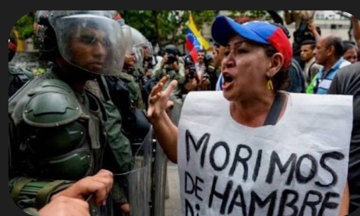 TAMARA_SUJU's tweet photo. #Venezuela...👇

130 Bs= 0,57 $. De pensión 

230 BS = 1,00 $ de aguinaldo..  

Total: 1, 57 $ mensuales en Noviembre para los pensionados....

Y el NarcoTirano Nicolás quiere que salgan a defenderlo a él y a su estructura ROBOLUCIONARIA  para seguir gozando de su tren de gastos y lujos, de plantas de Oro, de fincas y hatos por todo el país, de playas privadas a todo lujo, de residencias, carros, joyas, relojes, Yates, aeronaves, viajes, etc... 

Mientras Usted se come un cable, sin luz, sin agua, sin vida digna...

No le parece que son unos Sinvergüenzas, Criminales, Ladrones, Corruptos, Narcos, Traficantes de nuestras riquezas minerales, destructores de nuestro medio ambiente, de nuestro Amazonas...

Ya basta de tanta Crueldad y Maldad con nuestra tierra y nuestra gente‼️

* 3,4 millones de hogares venezolanos vivieron en la pobreza extrema el año pasado

*El salario mínimo mensual de Venezuela de 130 bolívares, o 0,90 dólares, (en agosto) no ha aumentado desde 2022, situándose muy por debajo de la medida de pobreza extrema de las Naciones Unidas de 2,15 dólares al día. Pero el precio de una canasta básica de alimentos ha superado los 500 dólares. 

* Tres de cada 10 niños con desnutrición o riesgo en Venezuela en 2025.
Niveles similares a la crisis humanitaria de 2016. Un revelador reporte Cáritas, los más pequeños llevan la peor parte.

*Colapso del sistema de salud venezolano, una muestra de la crisis. Los pacientes hospitalizados con enfermedades graves dependen de la alimentación que sus familiares sean capaces de proveerles, incluidos los niños

* Este oro de sangre no solo representa la riqueza extraída de la tierra, sino también la devastación de grandes zonas de la Amazonía venezolana. Según los estudios realizados por la ONG SOS Orinoco, la explotación minera en el Arco Minero del Orinoco ha contaminado ríos con mercurio, afectado la capacidad hidroeléctrica del país y desplazado comunidades indígenas enteras, cuyas tierras ancestrales han sido tomadas por bandas criminales y fuerzas del régimen. Es fundamental que el mundo sepa que detrás de cada lingote hay una historia de destrucción ambiental y social sin precedentes.

Lo que resulta aún más alarmante es la red de actores que se benefician de este negocio ilícito. La minería en Venezuela está controlada por grupos armados como las FARC, el ELN y bandas criminales como el Tren de Aragua, que operan con impunidad. Además, la dictadura de Maduro ha delegado el control del oro a sus más cercanos aliados, militares y empresarios y comisionistas dentro y fuera de Venezuela que constituyen una élite económica corrupta.