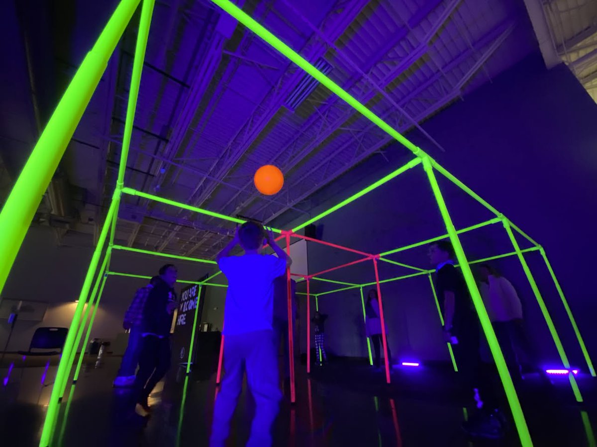 9squareintheair's tweet image. Neon fun with 9 Square in the Air! #9squareintheair #9square #ninesquare #wintergames