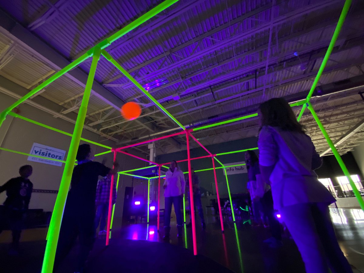 9squareintheair's tweet image. Neon fun with 9 Square in the Air! #9squareintheair #9square #ninesquare #wintergames