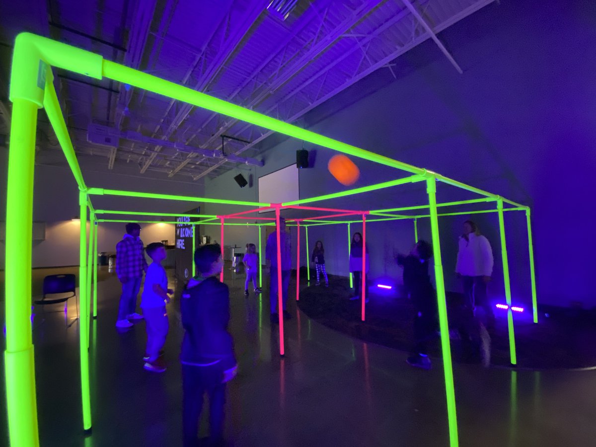 9squareintheair's tweet image. Neon fun with 9 Square in the Air! #9squareintheair #9square #ninesquare #wintergames