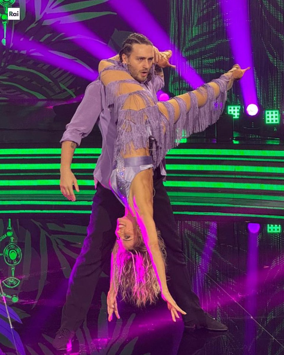 Ballando_Rai's tweet image. Samba carico di colore e movimento su Baiana’: festa in pista! 🎉✨
#MartinaColombari e #LucaFavilla a #BallandoConLeStelle ✨