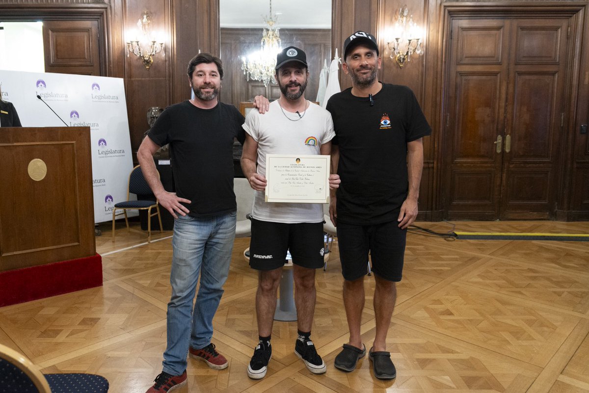 LegisCABA's tweet image. 🎸📺 La Legislatura de la Ciudad declaró de Interés para la Comunicación Social y la Cultura al canal de YouTube Doble Bobina, creado por Pepo San Martín y Pablo Martín.
El reconocimiento destacó la difusión de contenidos sobre guitarra, efectos, historia musical y entrevistas…