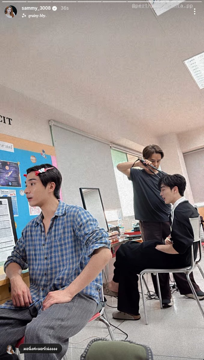 _PSitsJazmine's tweet image. Perth with his hair pinned down is sooooo cute. 
He&apos;s just a baby 🤏🏽

PERTHSANTA HOMEROOM LYT

#LoveYouTeacherSeriesQ10
#LoveYouTeacherSeries
#PerthSanta #เพิร์ธแซนต้า
#PerthTanapon #Santapp