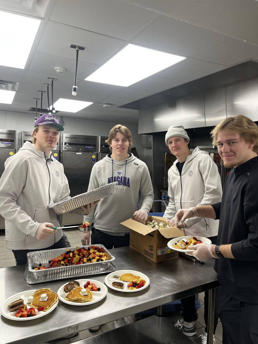 NiagaraMHKY's tweet image. What an incredible day! 💜 Today our Purple Eagles hit the ice with NJPE Mite &amp;amp; Instructional skaters and served breakfast at the Boys &amp;amp; Girls Club of Niagara Falls’ Breakfast with Santa. #Uncommon