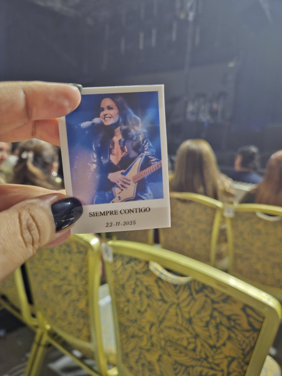 PanPer906's tweet image. Imán que hizo @LuciMunozz para celebrar la primer fecha internacional de @LuceroMexico 
Ella vino desde 🇦🇷  
Ya estamos listas para aplaudir y disfrutar de tu talento 
¡Te amamos!