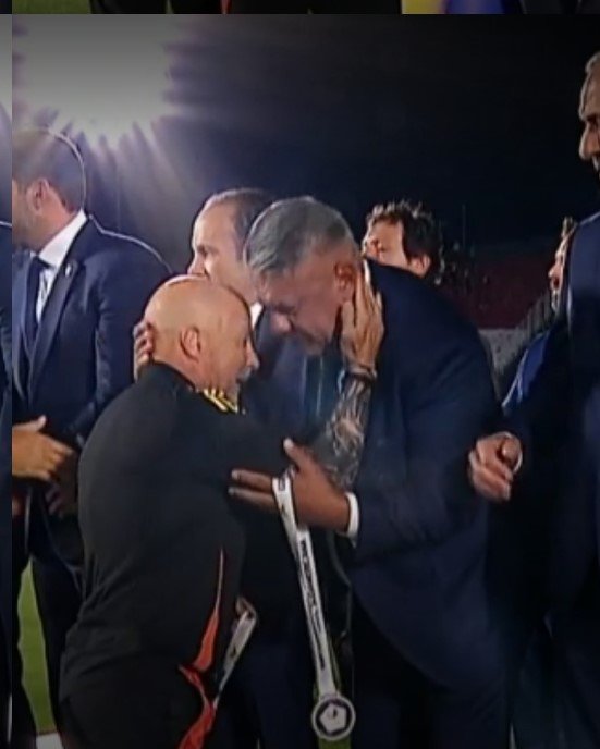 Zephyrus_11's tweet image. El tipo más odiado de todo el partido entre Lanús y Mineiro, un nefasto y despreciable al que todo futbolero desea que le vaya mal en todo, Sampaoli... y a su lado el señor Chiqui Tapia