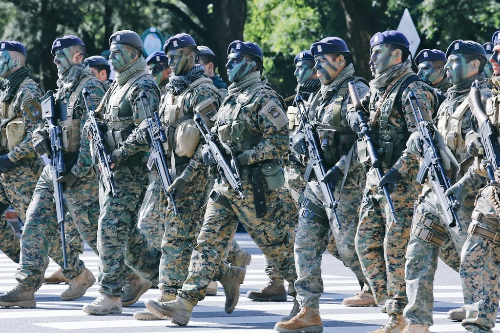 BiondiniCesar's tweet image. Los liberales trabajaron por décadas para &quot;despolitizar&quot; a las FFAA... pero sólo despolitizar lo Nacional. Las ataron a doctrinas ajenas, a manuales importados y a agendas externas.
La Argentina necesita FFAA con conciencia de Patria, no autómatas obedientes de intereses…