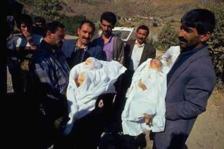 ComezTurhan's tweet image. 21 Ekim 1993’te terör örgütü PKK,
Siirt’in Baykan ilçesine bağlı Derince Köyü’ne bir saldırı gerçekleştirdi.

Ağır makineli tüfeklerle köye sızan teröristler, vatandaşları okul bahçesinde topladı
ve 13’ü çocuk 22 kişiyi tarayarak katletti.

Kurşuna dizilenler arasında 9 aylık…