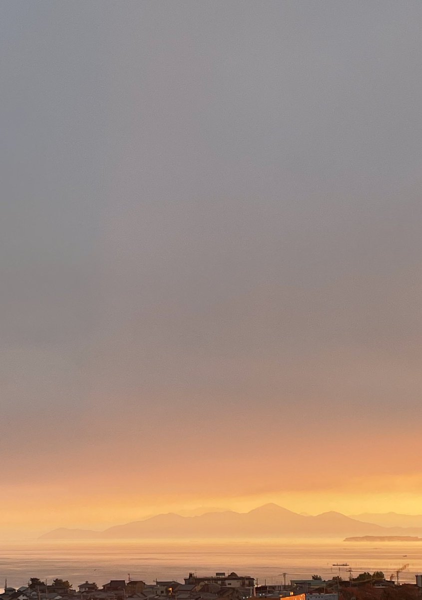 mibon226015641's tweet image. おはようございます。
2025/11/23 気温5℃湿度80%
6:48 琵琶湖の朝空
お日様バッチリの勤労感謝の日
椅子に座って夜明け前からご飯よこせスタイルの猫くん🐈‍⬛
昨日は久しぶりに1150m泳ぎ、「大聖堂」下巻を読了！
達成感ありました😀
日曜日
皆さん今日も元気で良い一日を❣️
#あさそら #びわこ #ねこ