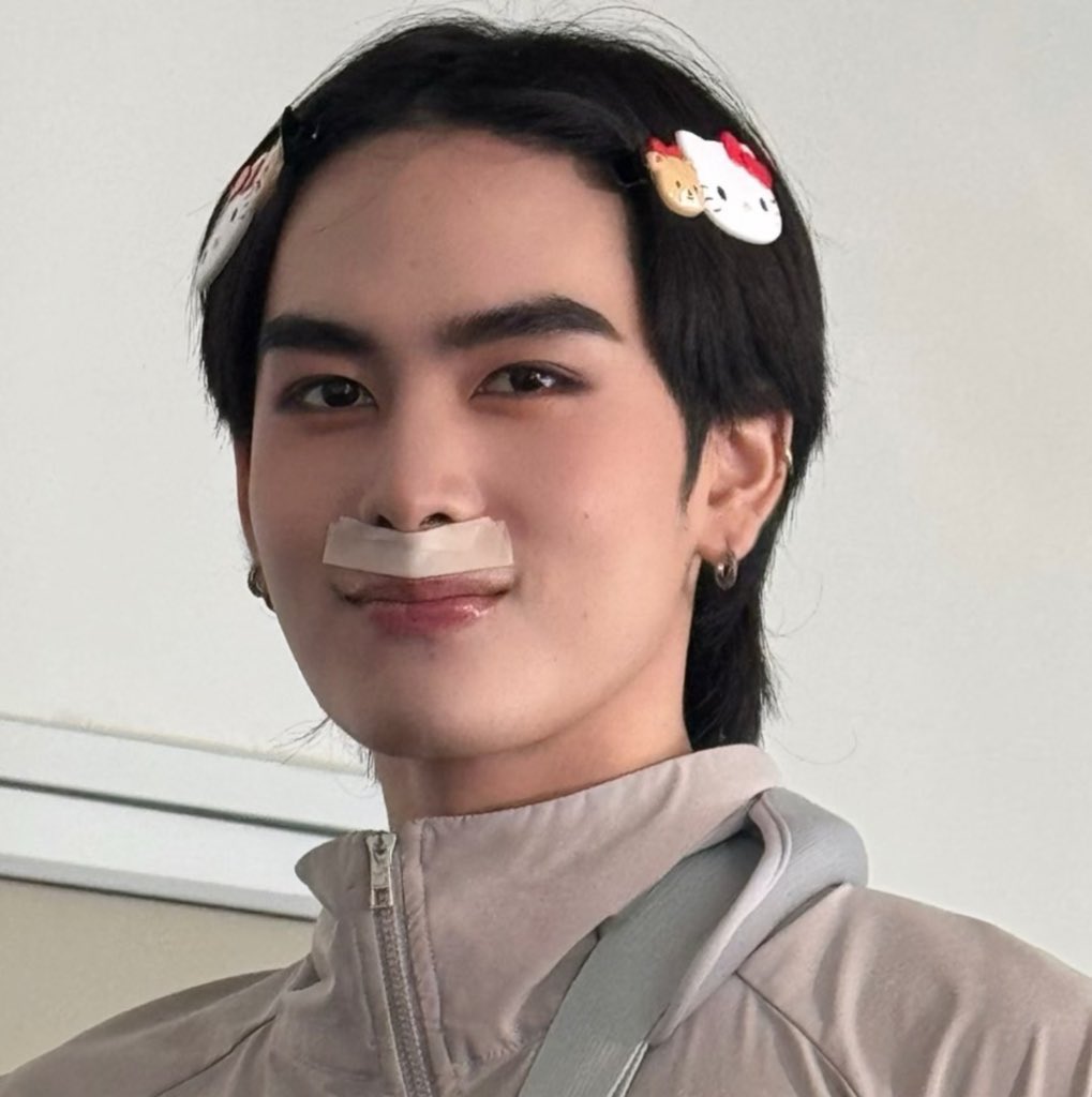 PerthSanta with Hello Kitty hair clips 🤏🏻😭

PERTHSANTA HOMEROOM LYT 

#LoveYouTeacherSeriesQ10