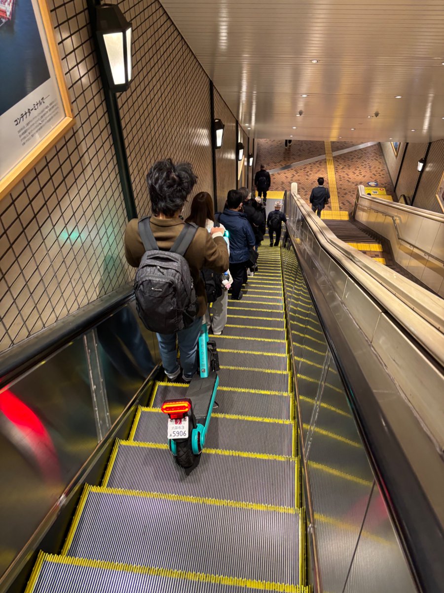 D8rXsAy8o1hfzqH's tweet image. #Luup ってエスカレーター乗っていいんだ
しかも駅改札に向かう方面なんだけど、まさかこのまま電車乗るつもりなんだろうか