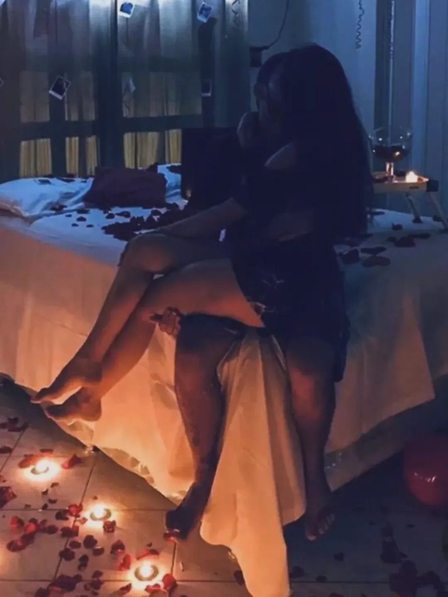 Eres el culpable 
De que mis manos 
Hayan declarado la guerra 
A cualquier cuerpo 
Que no sea el tuyo.