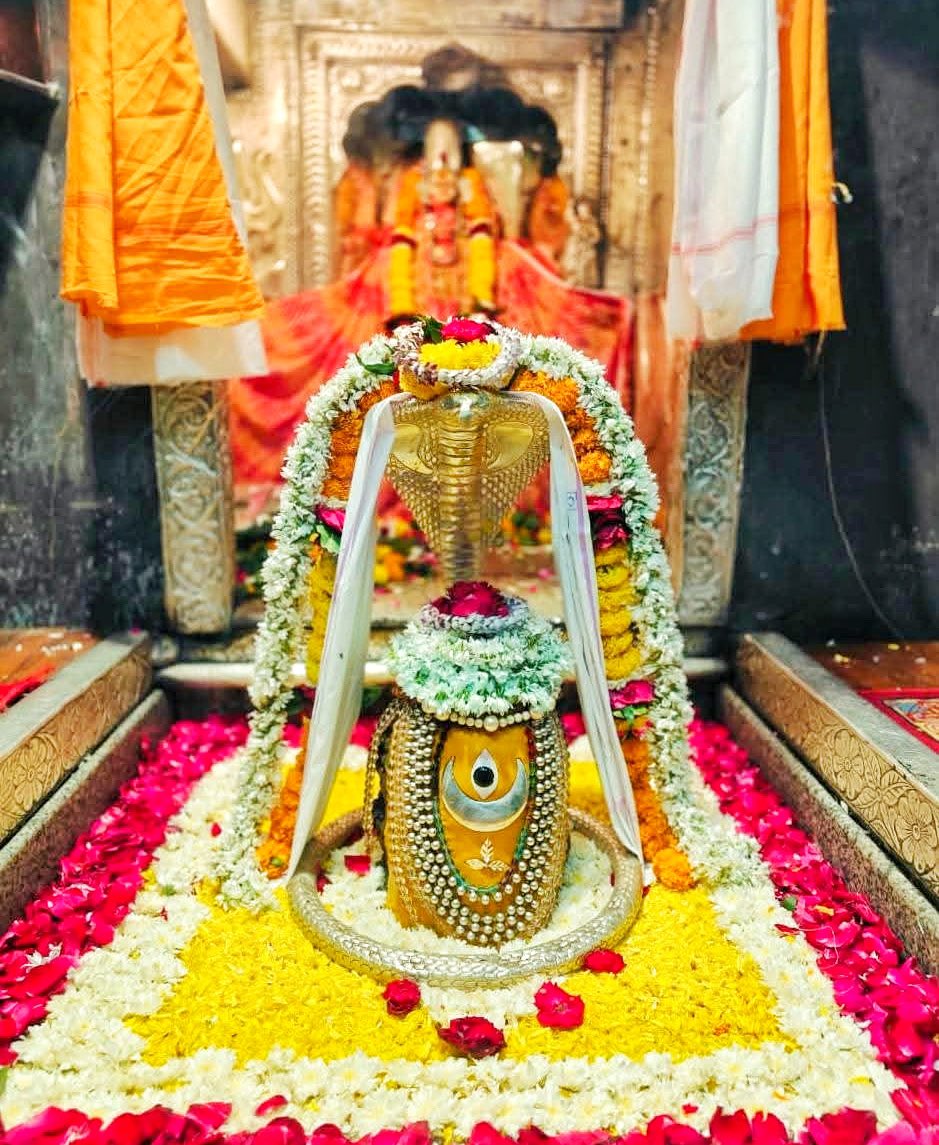 DrMohanYadav51's tweet photo. ॐ नमः शिवाय

खंडवा स्थित ओंकारेश्वर ज्योतिर्लिंग के रूप में विराजमान देवाधिदेव महादेव की असीम कृपा सभी प्रदेशवासियों पर बनी रहे। सबका जीवन सुख, शांति और समृद्धि से परिपूर्ण हो, यही मंगल कामना है। https://t.co/ZlP5GI2POR