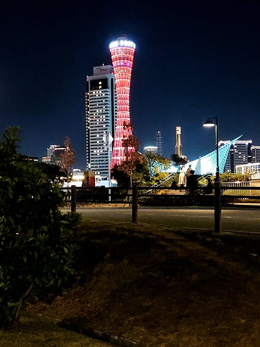 standagain325's tweet photo. 主宰のEmbrace　サポートでTHE　SHAMEのリトルさんが　ほんまカッコええギター弾きよります　終演後は、横山たかし師匠ばりの　「笑えよ」的にネクタイ噛んで　　港町を彩りましたんや　ええ夜でしたな　地下道を往く　ムステインズ　モンスターロシモフありがとです https://t.co/vr0ahCZBlo