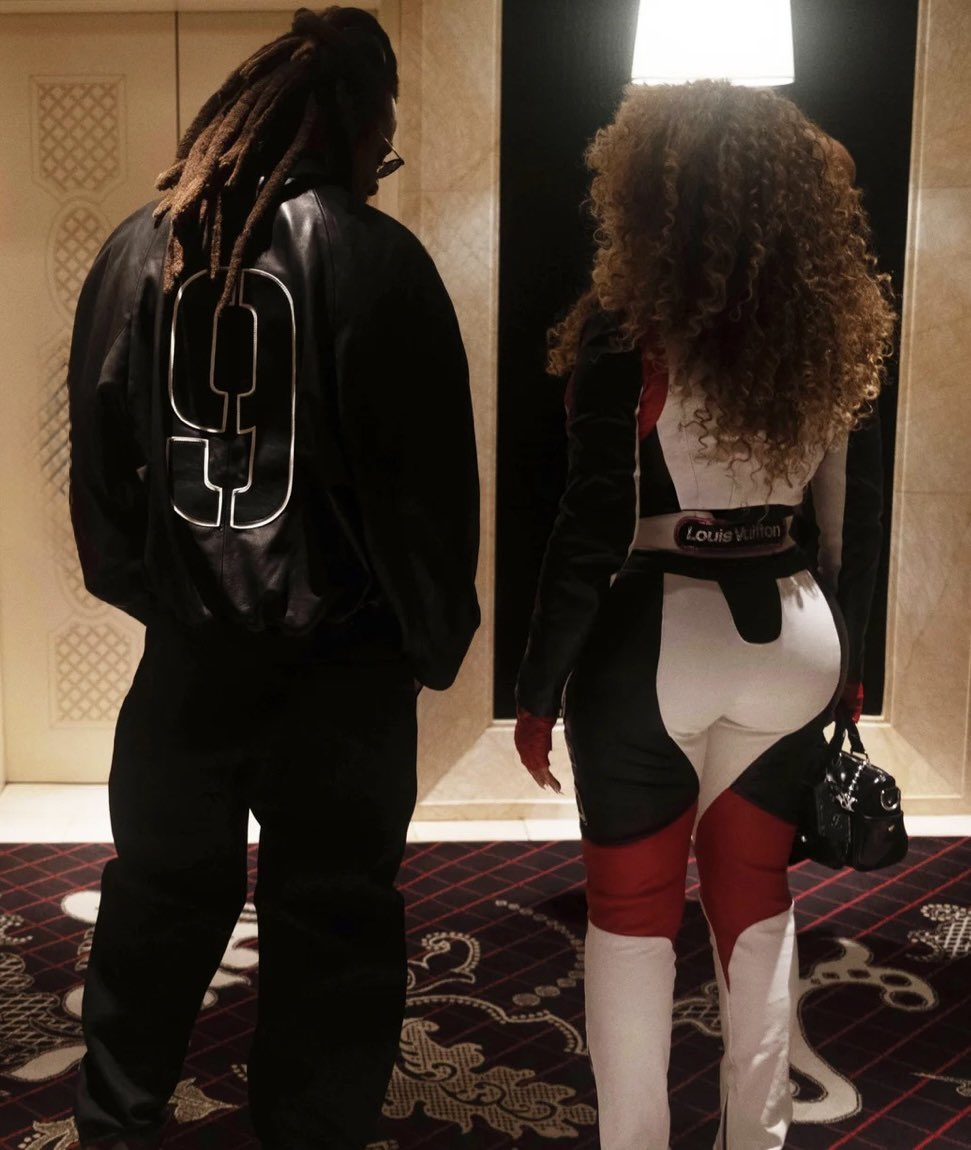 beyoncegarden's tweet image. the fact that EVERYONE knows exactly who they are even from behind😭😭😭