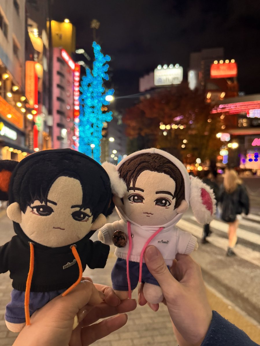 kohaku89bp's tweet image. 昨日のBoun君の配信は、2人が以前行ったここのすぐ近くのカフェで🥦友ちゃんと一緒に見た
リアルタイムの配信をお友達と一緒に見るのは初めてだったので、感想言いながら見るの楽しかった🙌

この写真撮ってたら外国人の方にうちの🦊🐰貸してと言われて同じとこで写真撮ってた😅

© IG Live kwang_g28