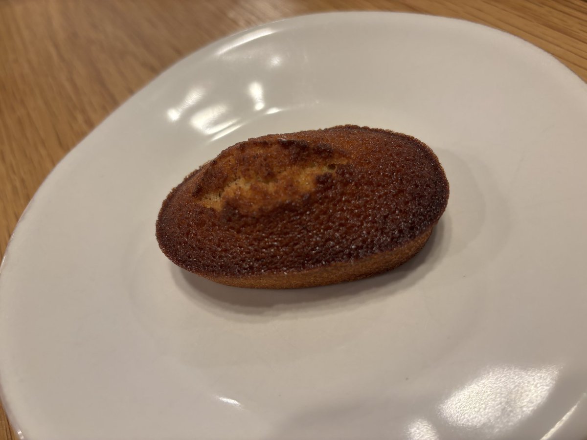 LASSIETTEANTIQUE（ラシェットアンティーク）。焼き立ての発酵バターのフィナンシェがありました。外がカリカリで美味しい。武蔵小山で焼き立てのフィナンシェにはなかなか出会えないので貴重。#武蔵小山