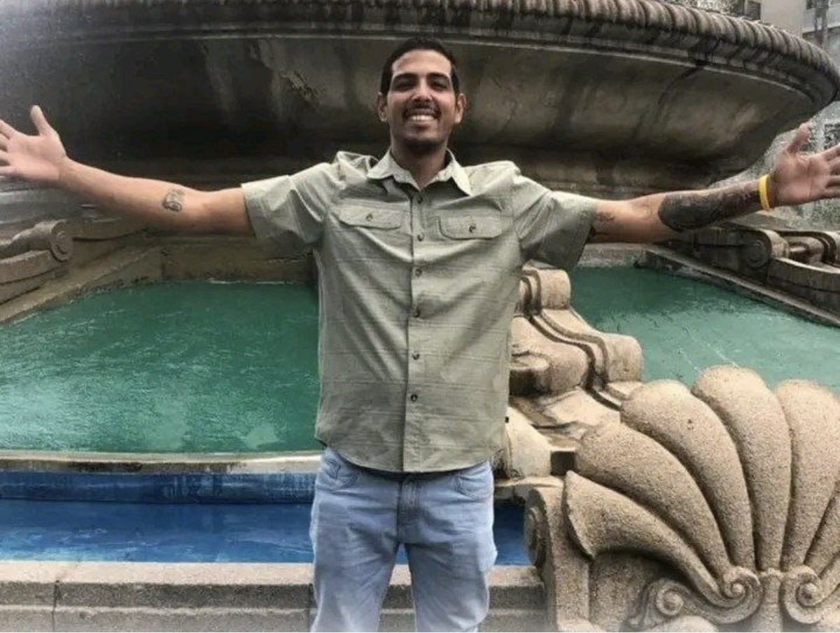 🇻🇪 INDIGNANTE Y DOLOROSO
Murió Jonathan Rodríguez, joven pescador de 30 años, oriundo de Aragua, tras una infección que no pudo ser controlada. Su salud se destruyó durante los meses que estuvo detenido en condiciones inhumanas.

Jonathan, diagnosticado con autismo desde niño,