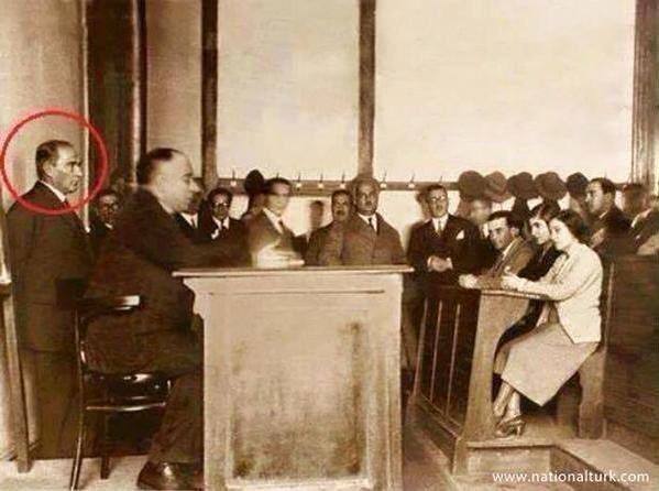 Âyinesi iştir kişinin, lafa bakılmaz. Atatürk'ün zamanında Türk edebiyatı müfredatı; Batı türleri ekseninde değildi, artık öyle! 
O, öğretmenlere "irfan ordusu" diyordu ve verdiği diplomadan emin emin, mezun olur olmaz öğretmenini sınıfıyla buluşturuyordu. 
Sınıf ise karanlığa ve