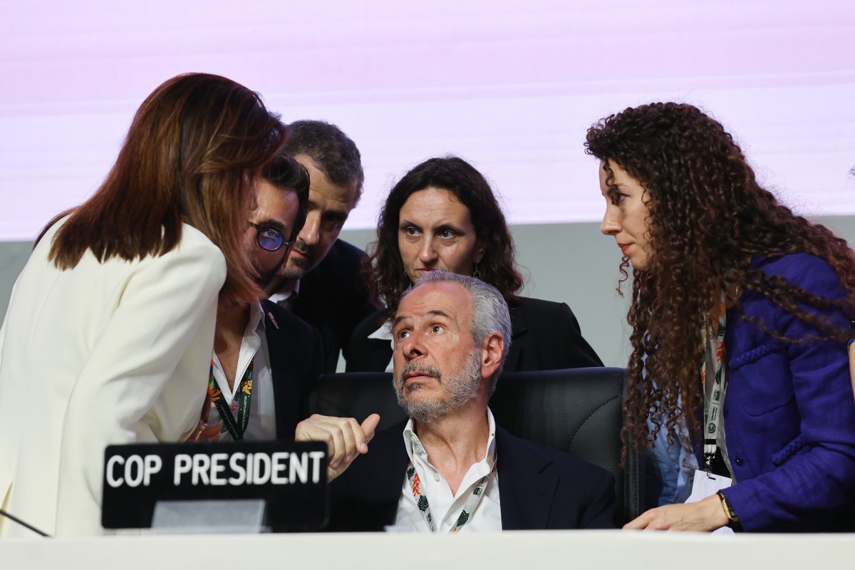 IISD_ENB's tweet image. Delegates exit #COP30 with mixed feelings

The decision to develop a #justtransition mechanism, adoption of the new #gender action plan were applauded 

But many raised concerns on the #GGA indicators and the lack of a reference to fossil fuel transition

enb.iisd.org/belem-un-clima…