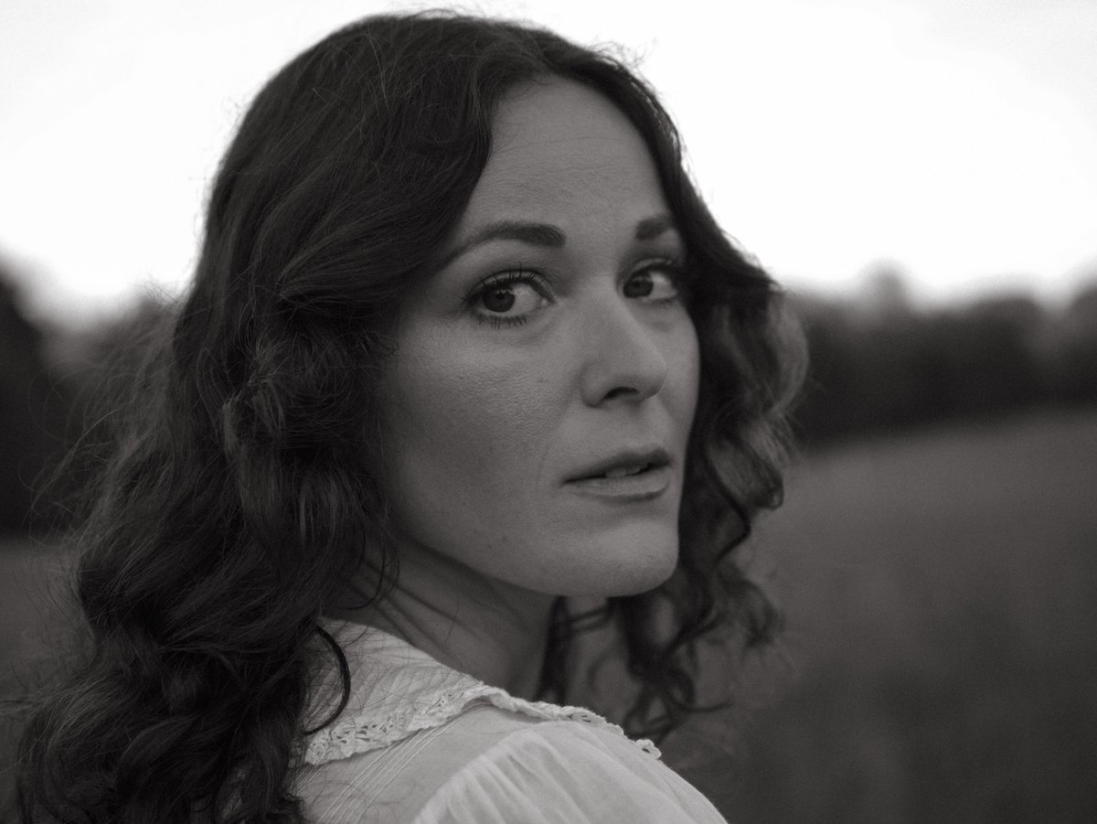 MAGNETMagazine's tweet image. #MAGNETExclusive: #JillianJacqueline goes track by track on “MotherDaughterSisterWife” (@jillianjmusic). “It took me a long time to understand that just because you love someone, it doesn’t mean you have to accept or tolerate the pain they cause”: magnetmagazine.com/2025/11/26/mag…