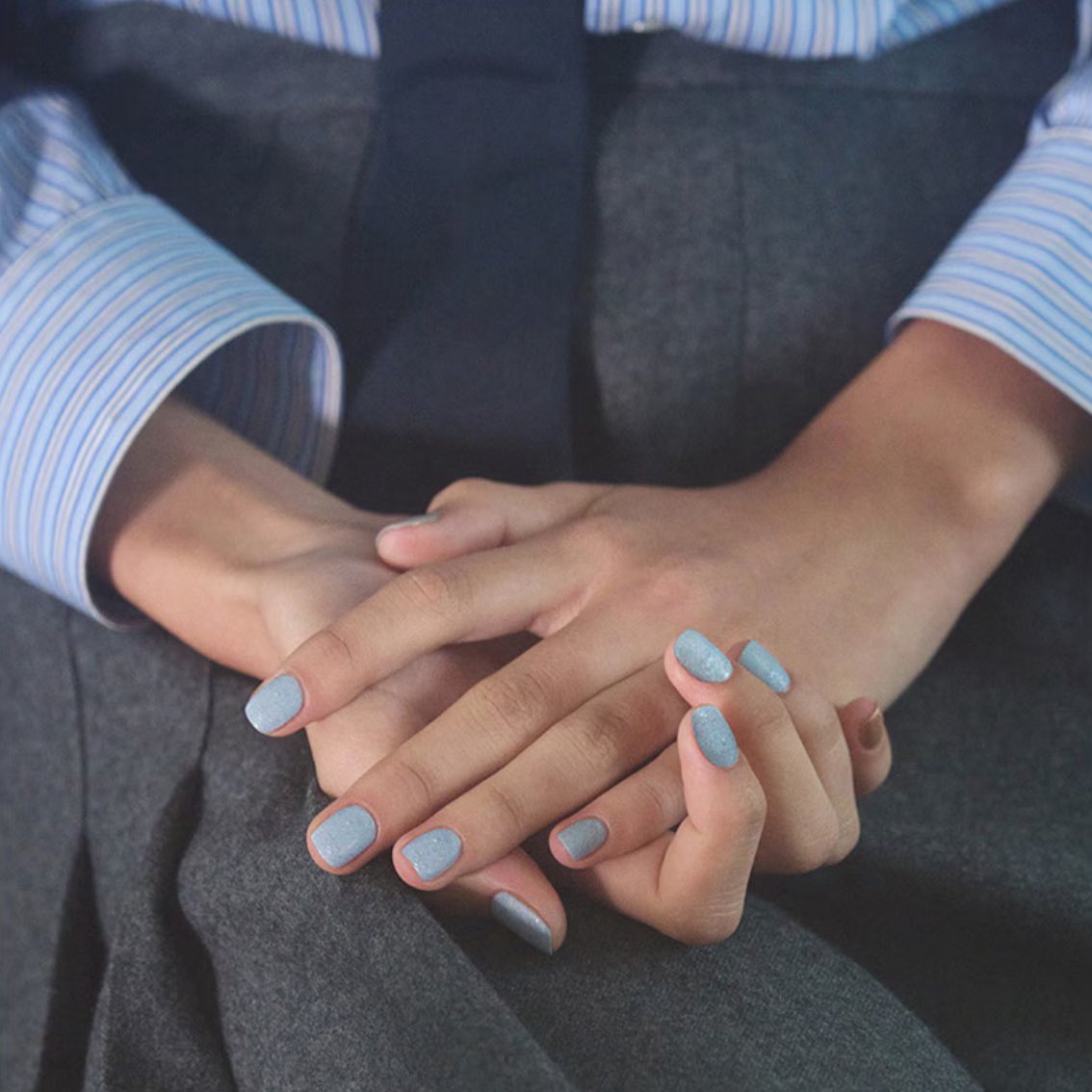 メガ割でネイルポリッシュを買いたくていろいろ見ていたけど、tiptoeのネイルの見せ方があまりに上手で唸った 爪が短いところも日常を想像しやすくてよい