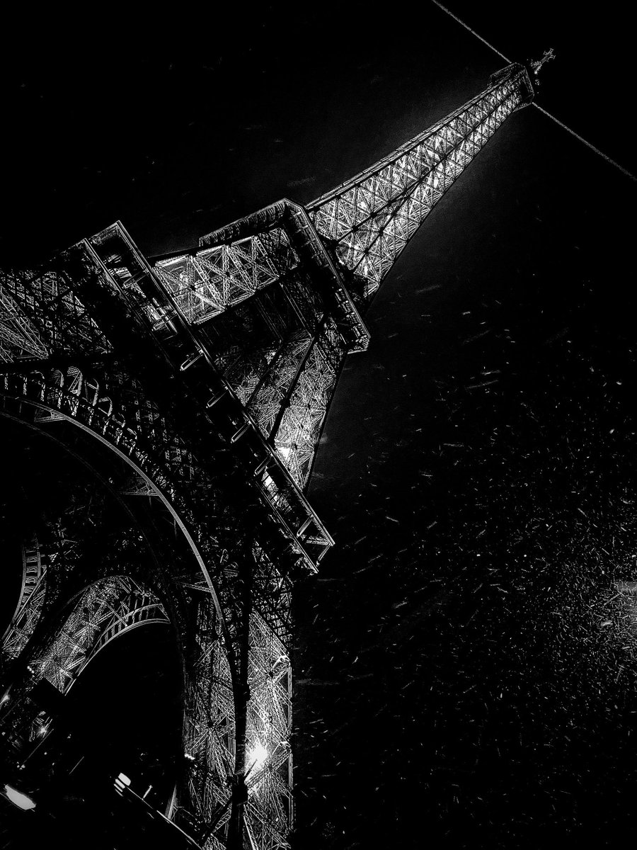 L_E_Ba's tweet image. Premiers flocons

#snow #snowfall #eiffeltower #night #cold #streetphotography #streetart #paris #parismaville #parisjetaime #etc